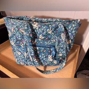 Vera Bradley Small Vera Tote in Hanging Around pattern. 🦥